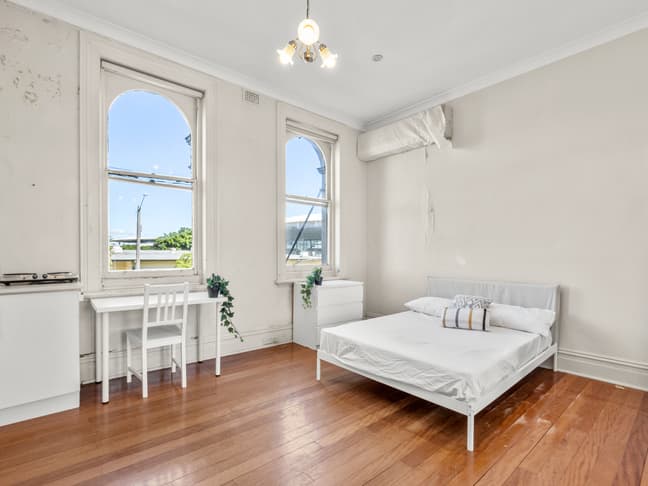Private double room with arched windows at Olympic Hotel Paddington