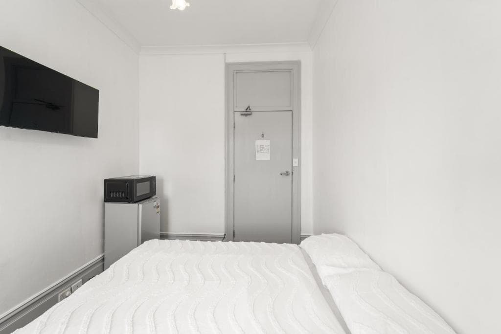 Standard Double Room with Shared Bathroom, photo 3