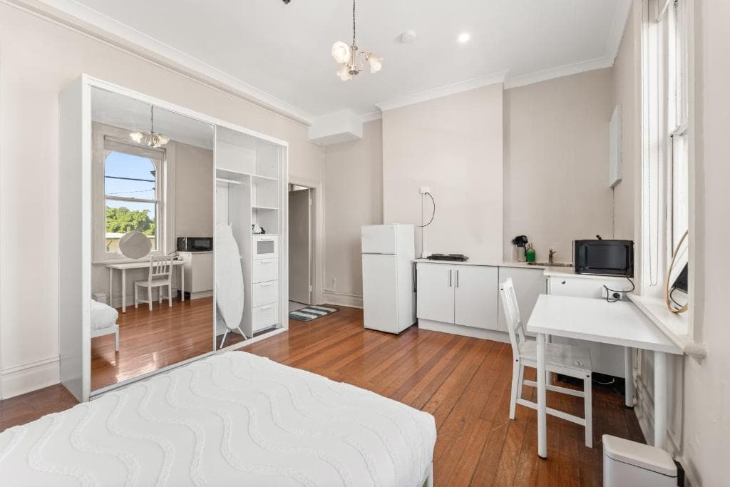Budget Large Double Room (Ensuite) room preview