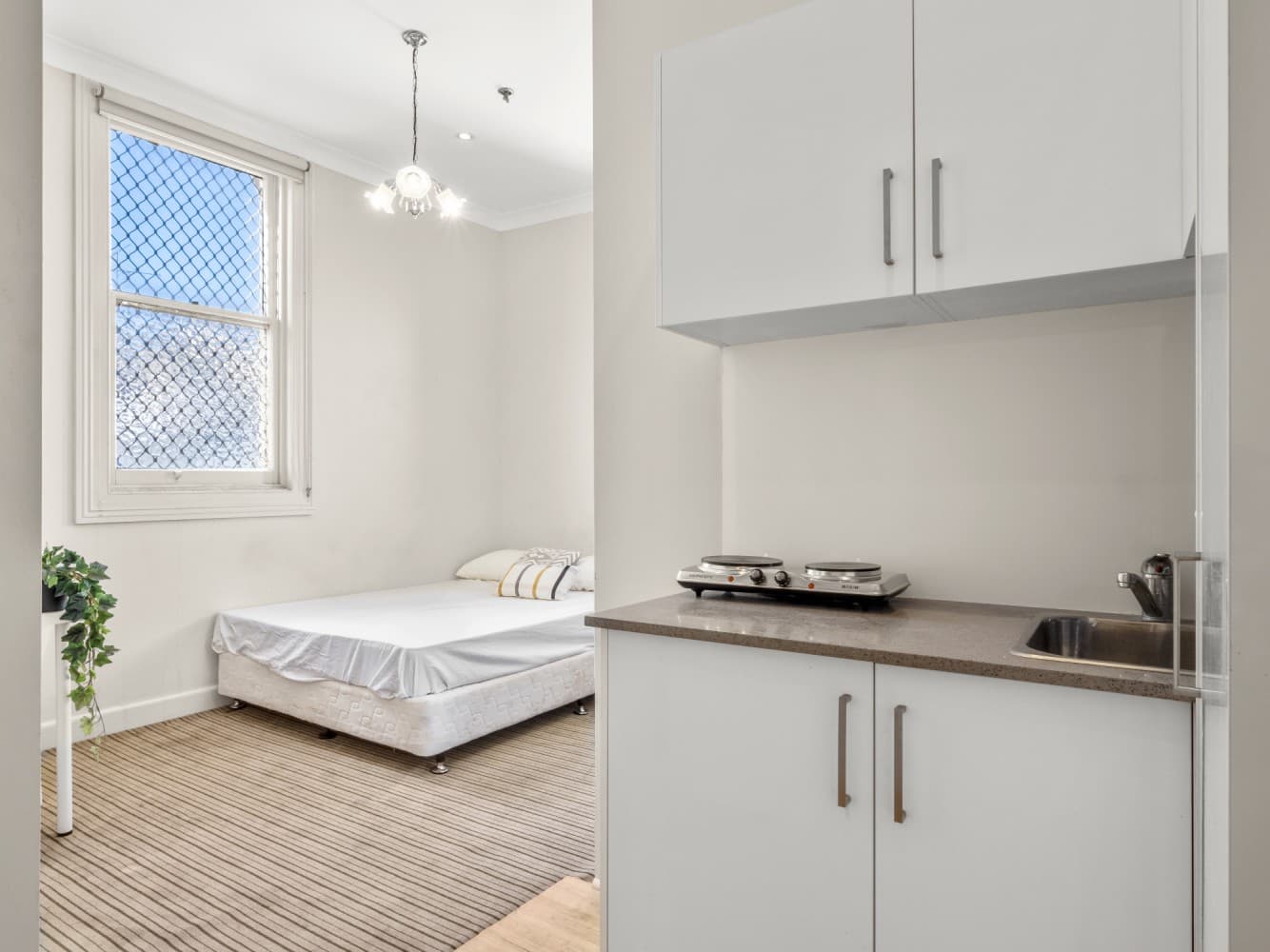 Studio with Ensuite Bathroom — Photo 4