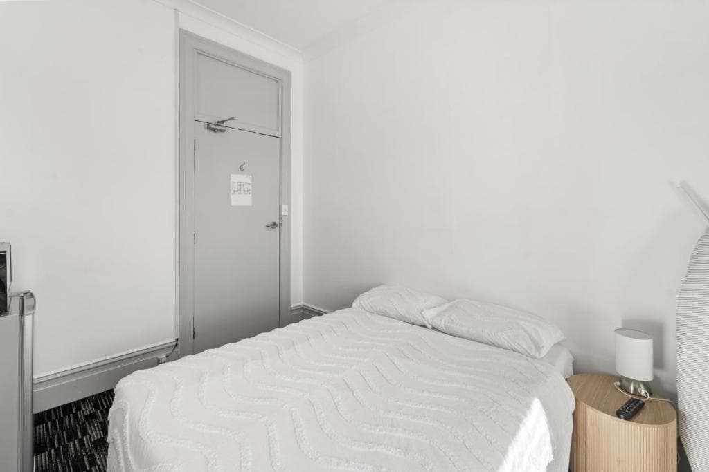 Standard Double Room with Shared Bathroom, photo 4